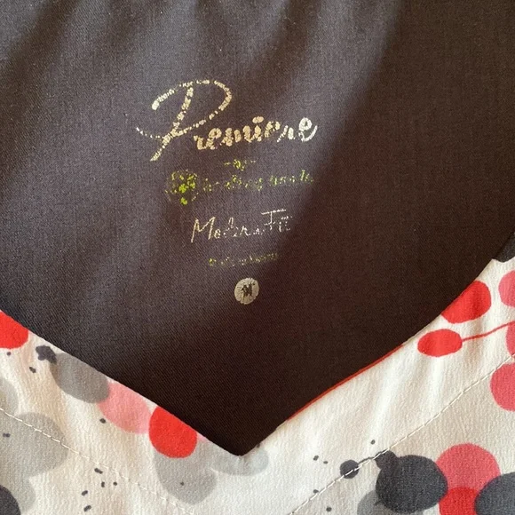 Black and Pink scrub top - Picture 2 of 3